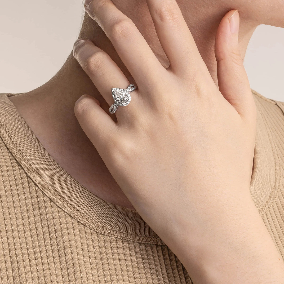 0.5-3.0CT Pear-cut Halo Pavé Luxury Diamond Engagement Ring - image 5